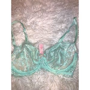 Victoria’s Secret-lace bra